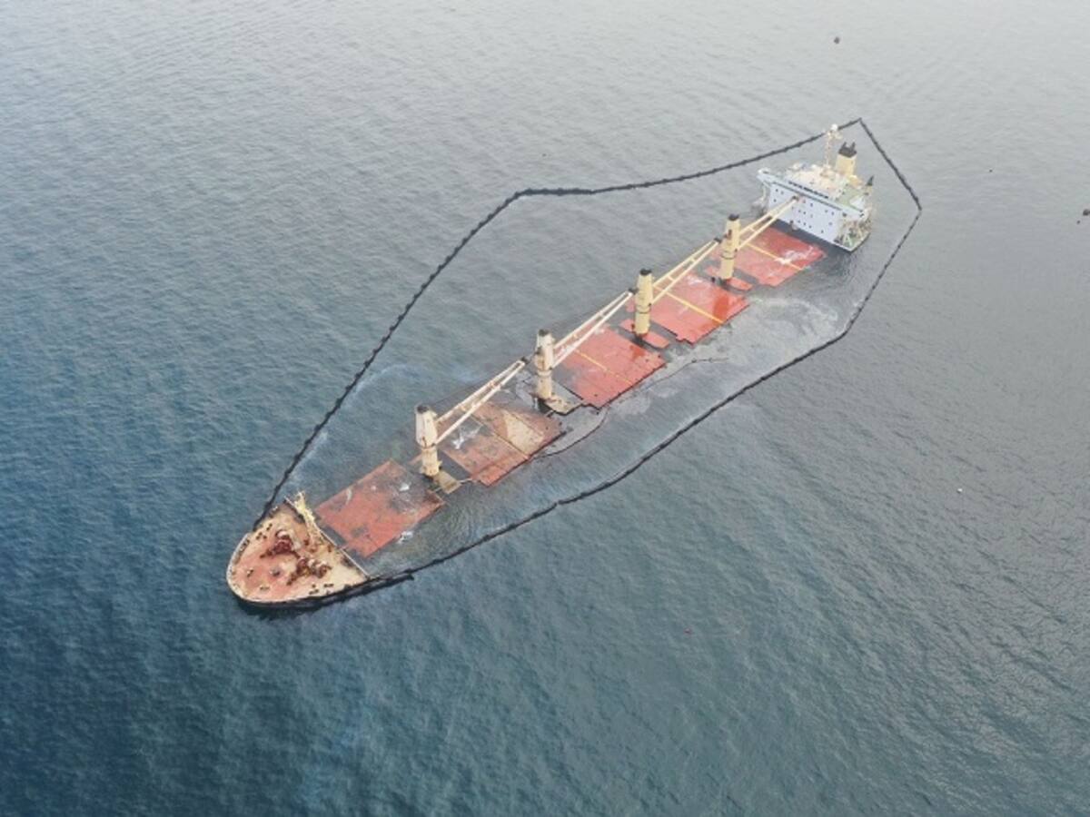 La barrera protectora en torno al OS 35 vuelve a cubrir el barco