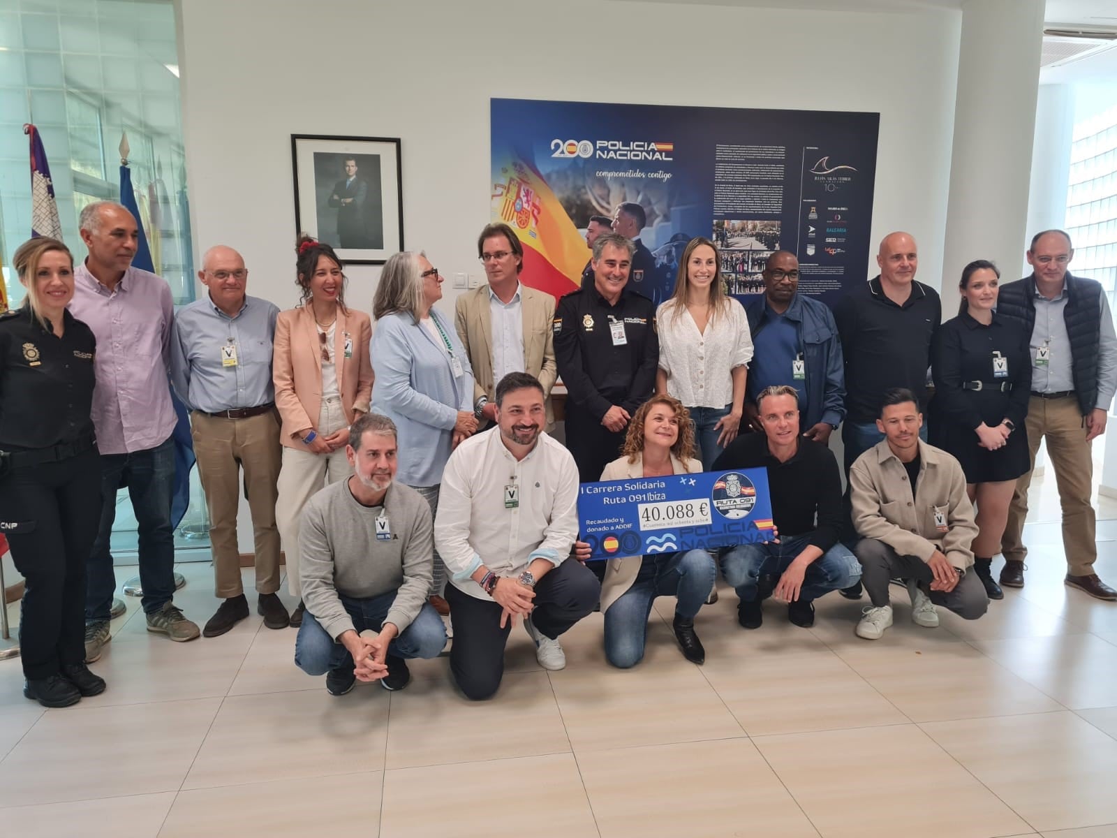 Un momento durante la entrega del cheque