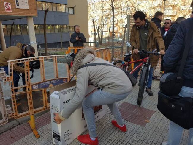 Vecinos desalojando en enero de 2018