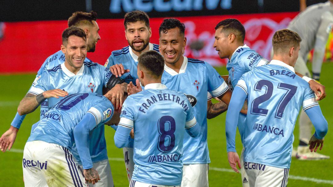 Los futbolistas del Celta celebran un gol