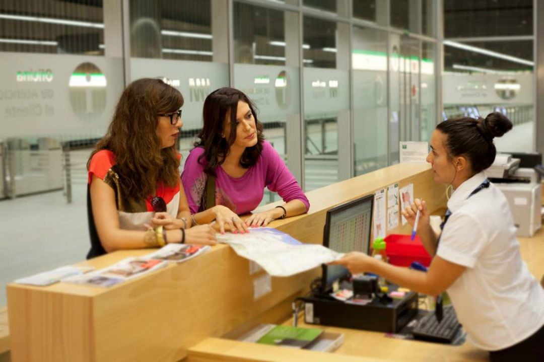 Usuarias del Metro de Málaga en la Oficina de Atención al Cliente