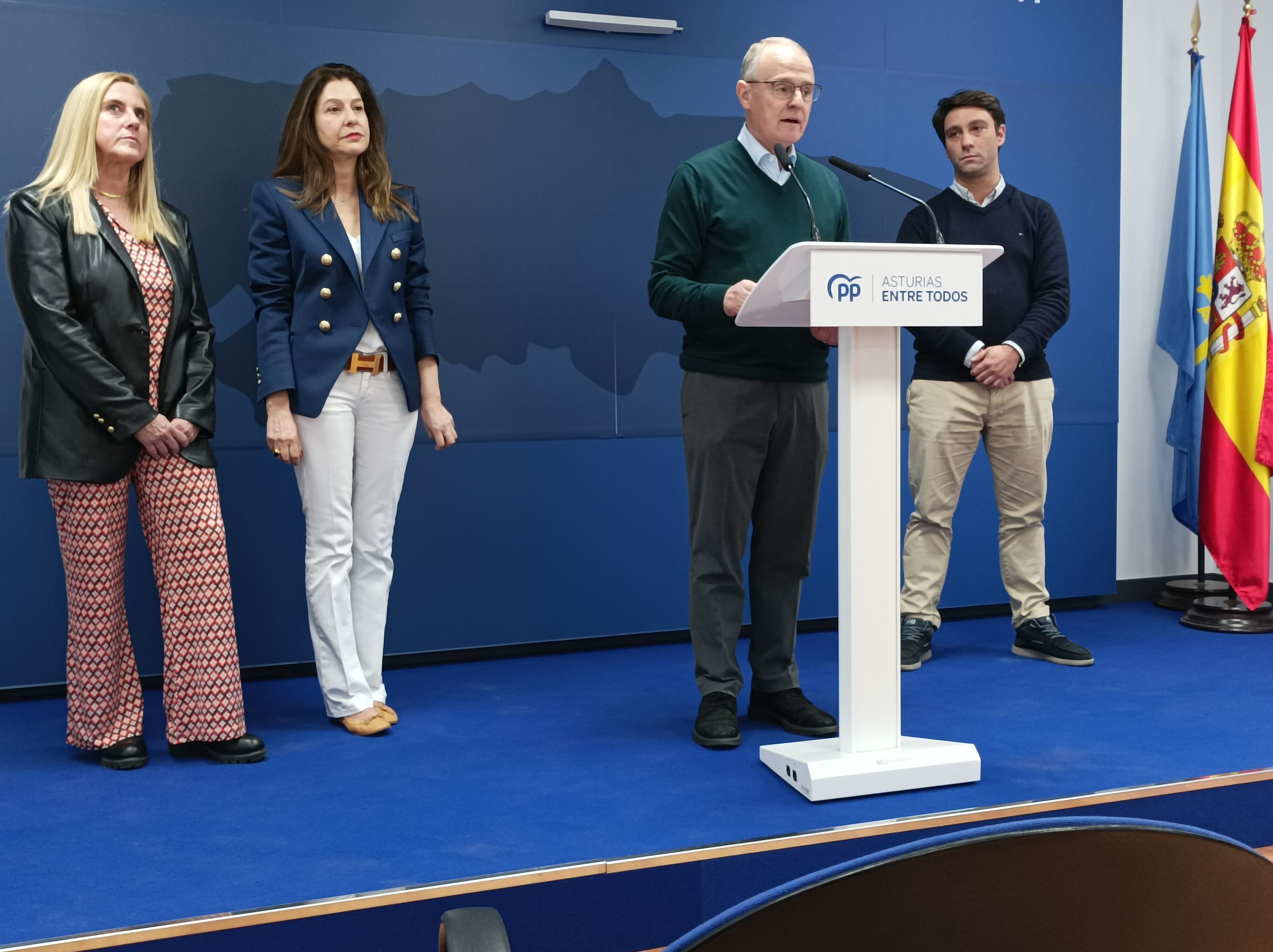 Susana Fernández, Andrés Ruiz y Gemma García, nuevos integrantes de la lista del PP a las elecciones autonómicas que encabeza Diego Canga (en el atril).