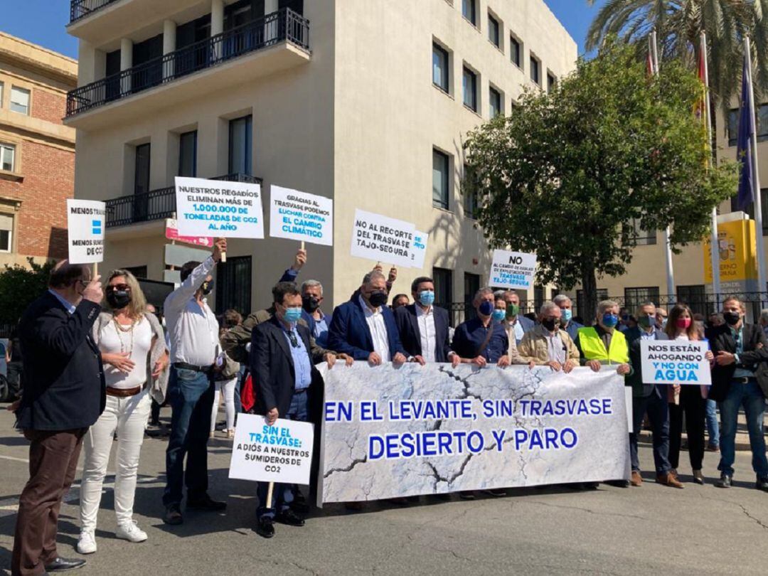 Protesta frente a Delegación del Gobierno