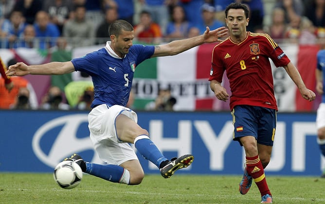 El centrocampista de España, Xavi Hernández, intenta marcharse del centrocampista de Italia, Thiago Motta, durante el partido correspondiente a la primera jornada del grupo C de la Eurocopa 2012, que se disputa en el estadio Arena Gdansk en Polonia, el do