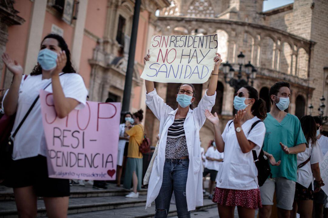 Médicos Interno Residentes (MIR) durante una jornada de protestas en Valencia