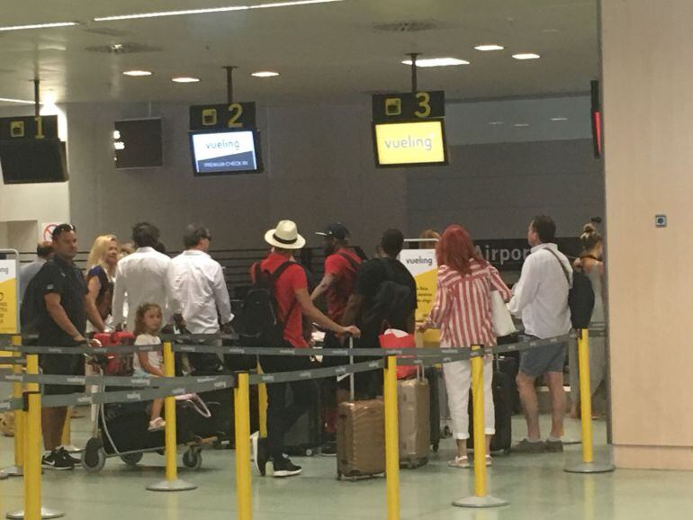 Pasajeros en el aeropuerto de Ibiza. 