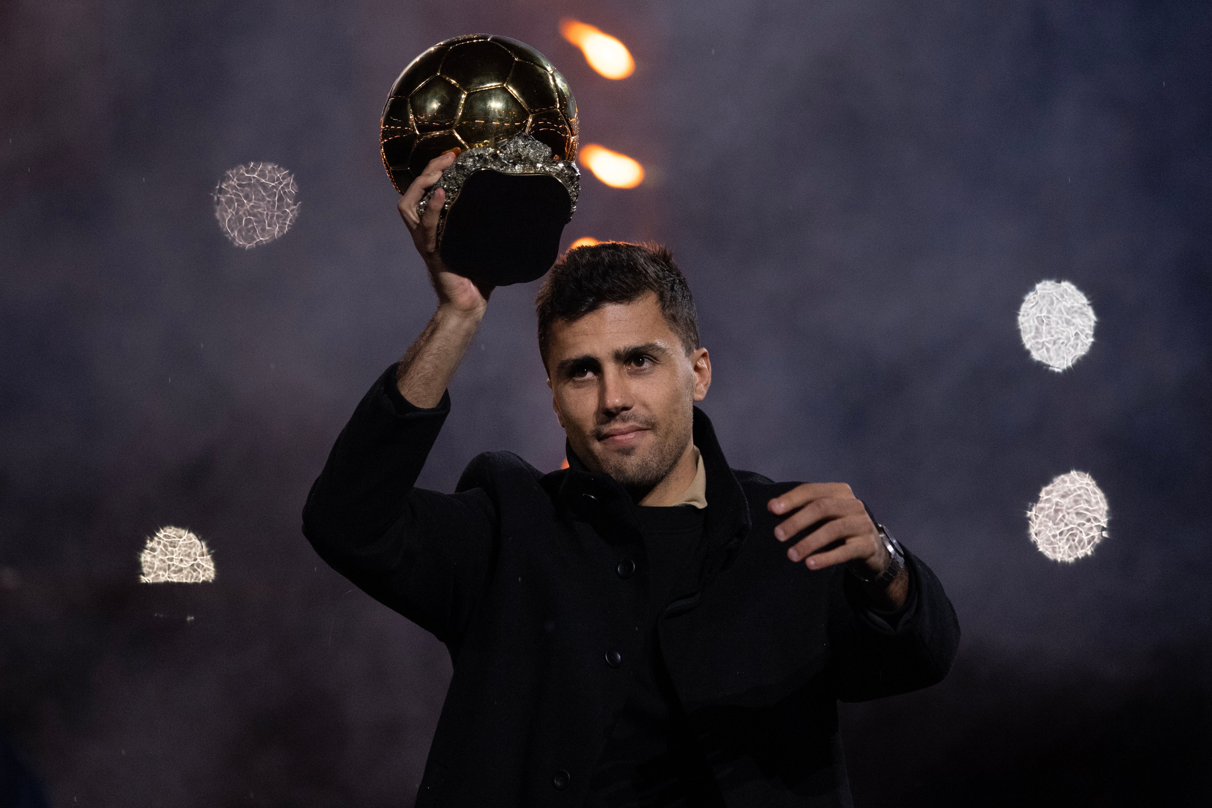 Rodri Hernández muestra su Balón de Oro a la afición del Manchester City