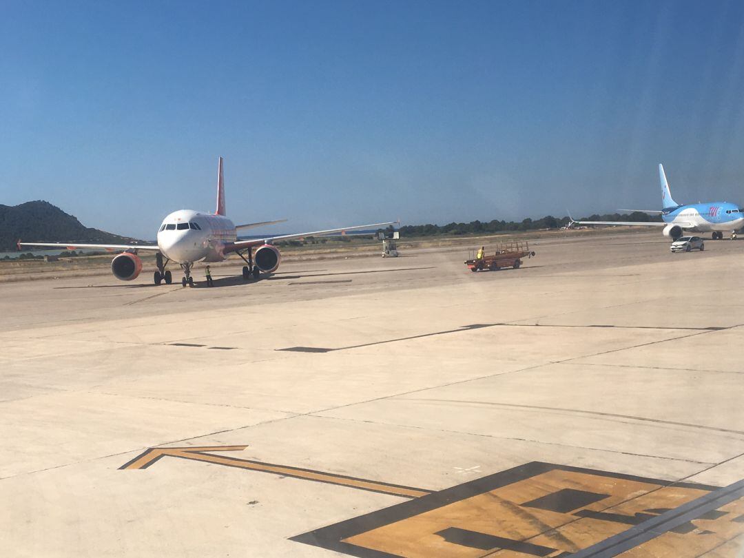 Aviones en la pista del Aeropuerto de Ibiza