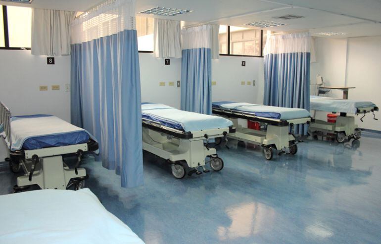 Una de las salas de espera con las camas hospitalarias 