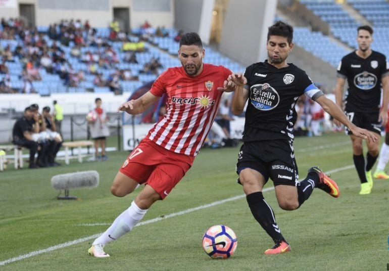 Manu en un lance del Almería - Lugo