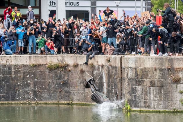 Un grupo de manifestantes lanzó al río la estatua del político y esclavista británico Edward Colston el pasado 7 de junio en Bristol.