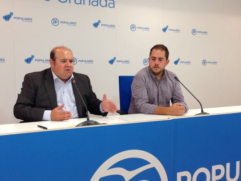 Rueda de prensa de los portavoces del PP en la Diputación y en Dílar sobre el tratamiento de basuras