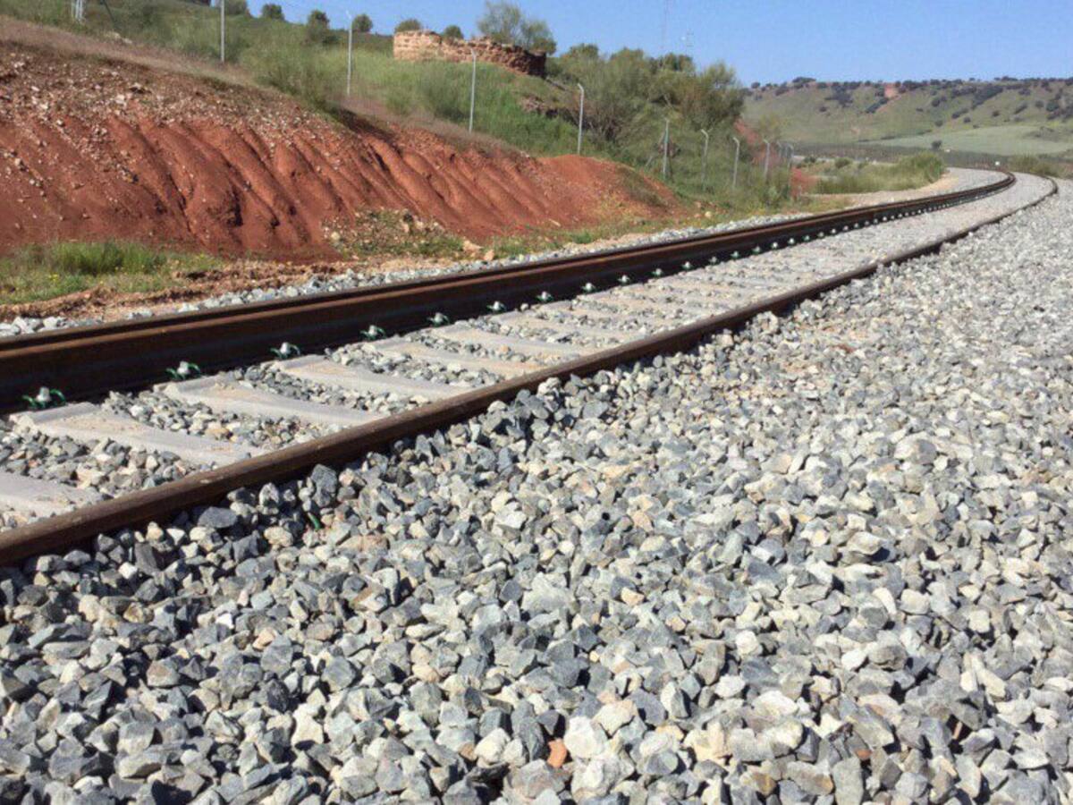 Evacuadas 170 personas, entre ellas 144 niños, de un tren al salir ardiendo un vagón en Alanís