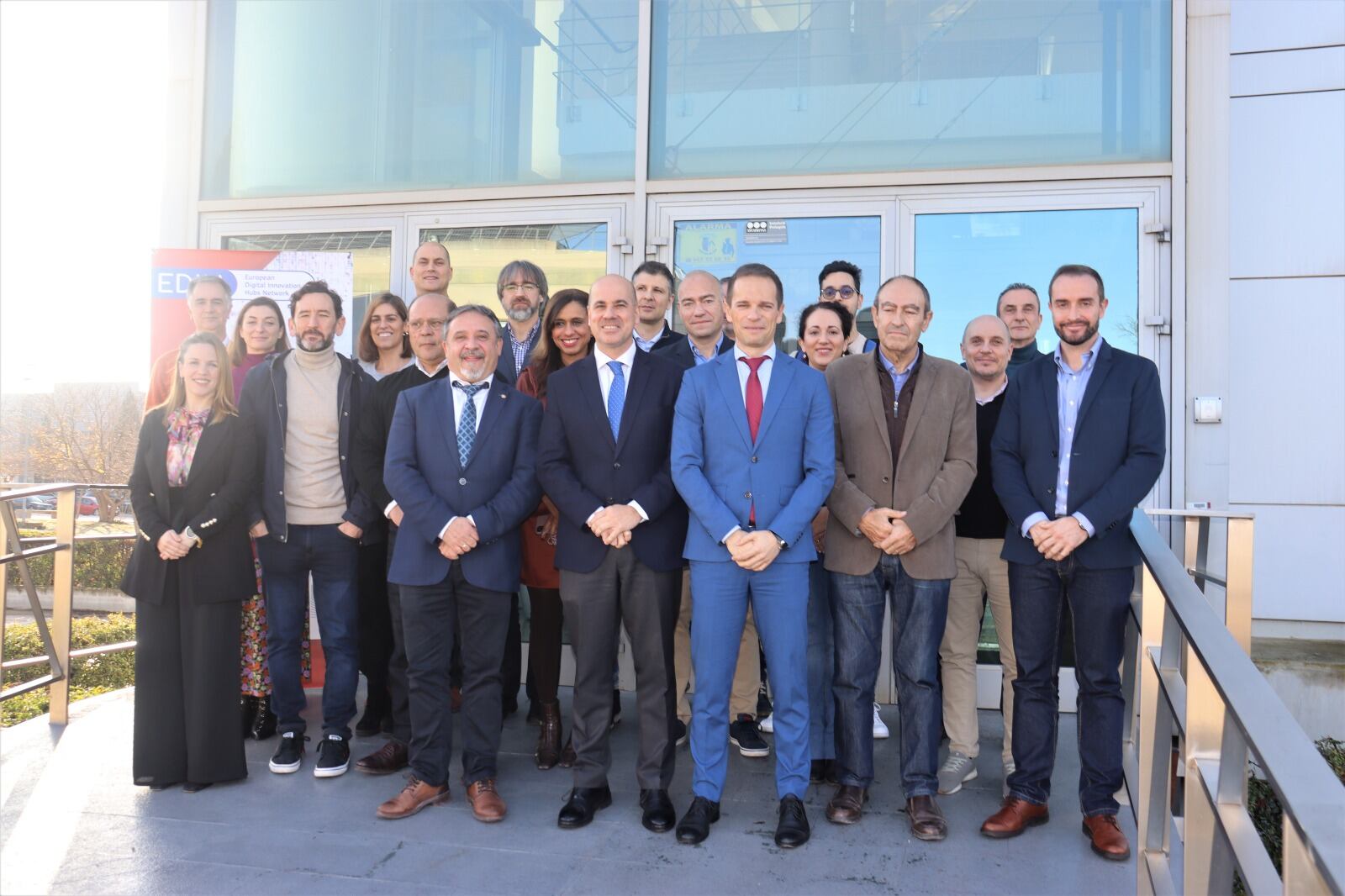 Foto de familia en la presentación del hub i4CAM en el Parque Científico de Castilla-La Mancha en Albacete | Imagen: Junta de Castilla-La Mancha