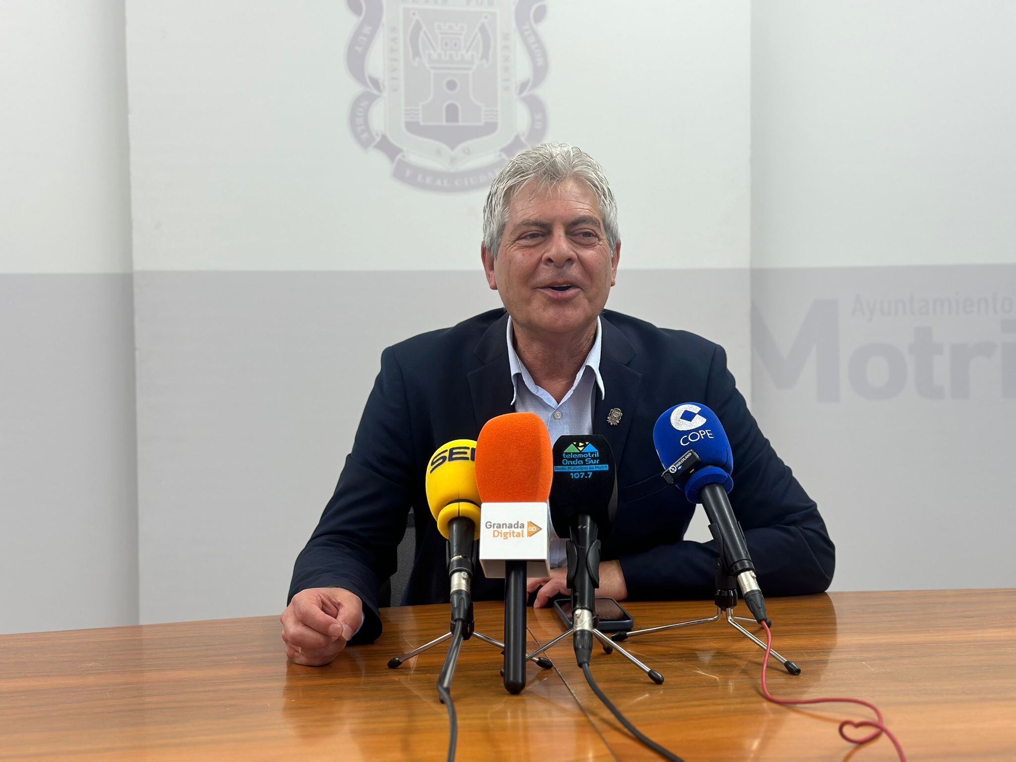 El concejal de infraestructuras, José Balderas, da explicaciones sobre lo ocurrido con ele traslado del obelisco