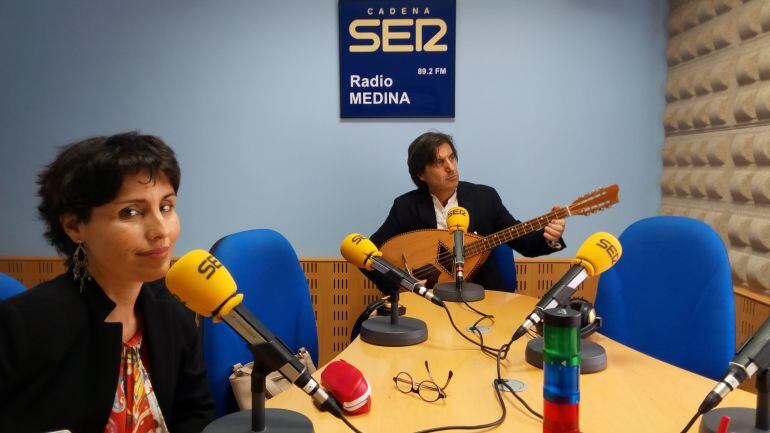 María José Celemín, promotora del evento, junto al músico Pedro Burruezo