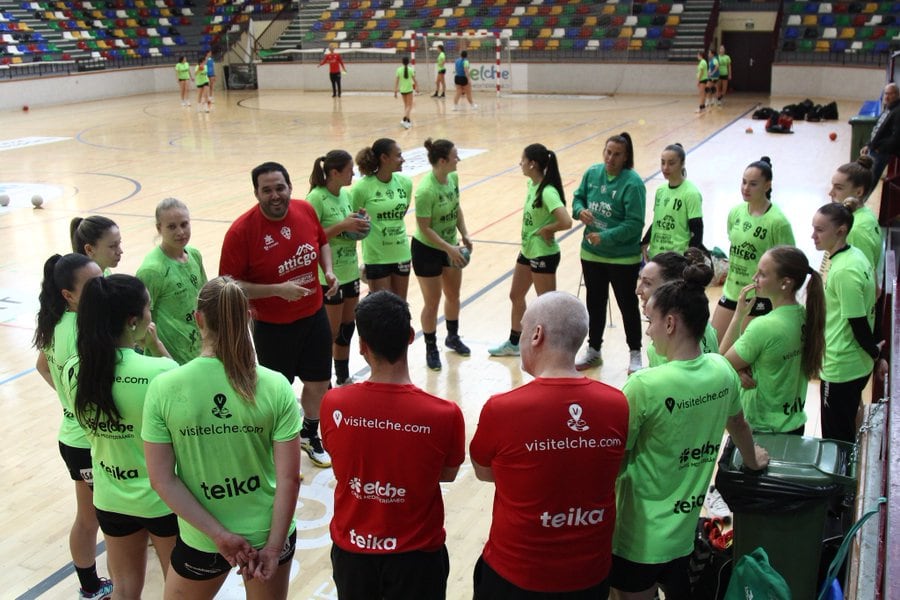 Rocamora charla con sus jugadoras antes de un entrenamiento