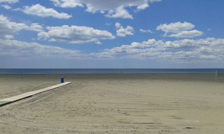 La playa de Tamarit se limpió hace unas semanas