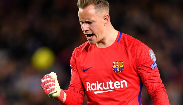 Ter Stegen cierra el puño durante el partido de ida frente al AS Roma