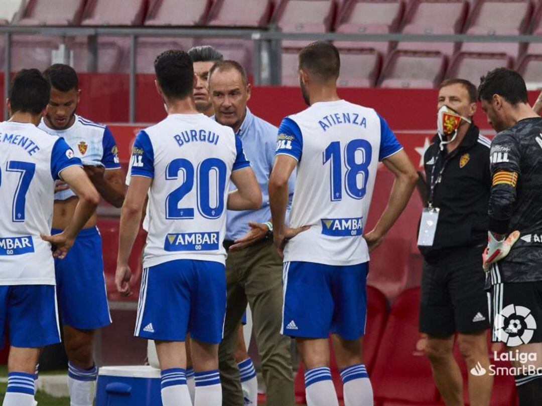 Víctor Fernández da órdenes a sus jugadores en el último partido contra el Girona