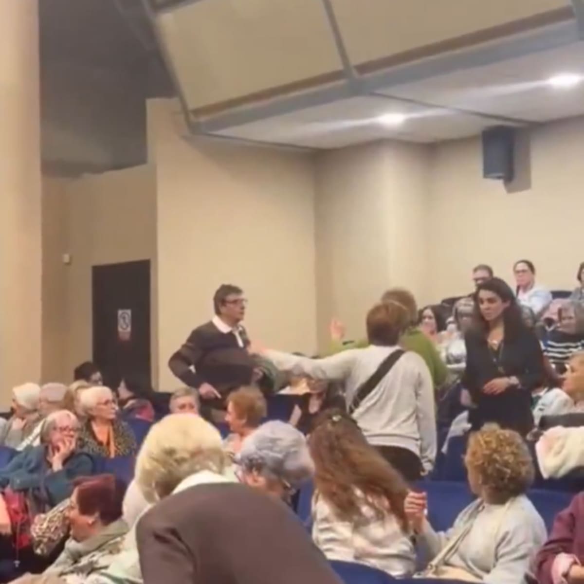 Dimite la concejala del PP de Collado Villalba después de interrumpir un monólogo con motivo del 8M