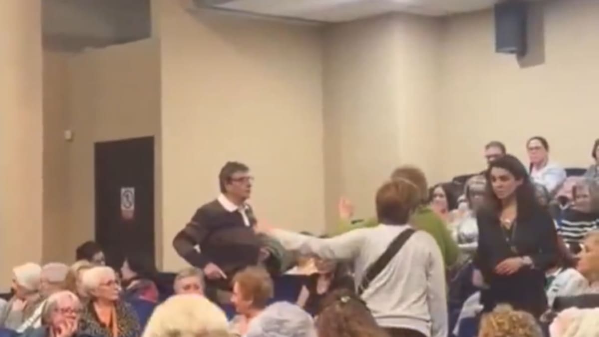 Dimite la concejala del PP de Collado Villalba después de interrumpir un monólogo con motivo del 8M