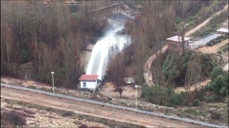 Las toberas del embalse de Beleña soltando agua este fin de semana.