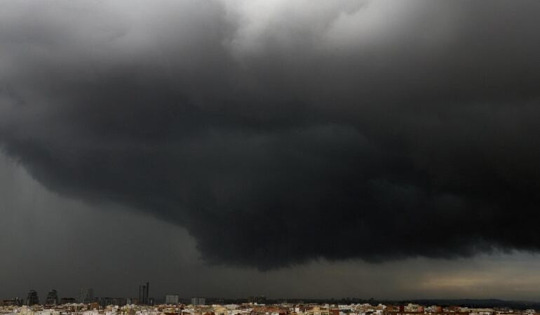 Vista general de la ciudad de Valencia sobre la que se cierne una gran nube