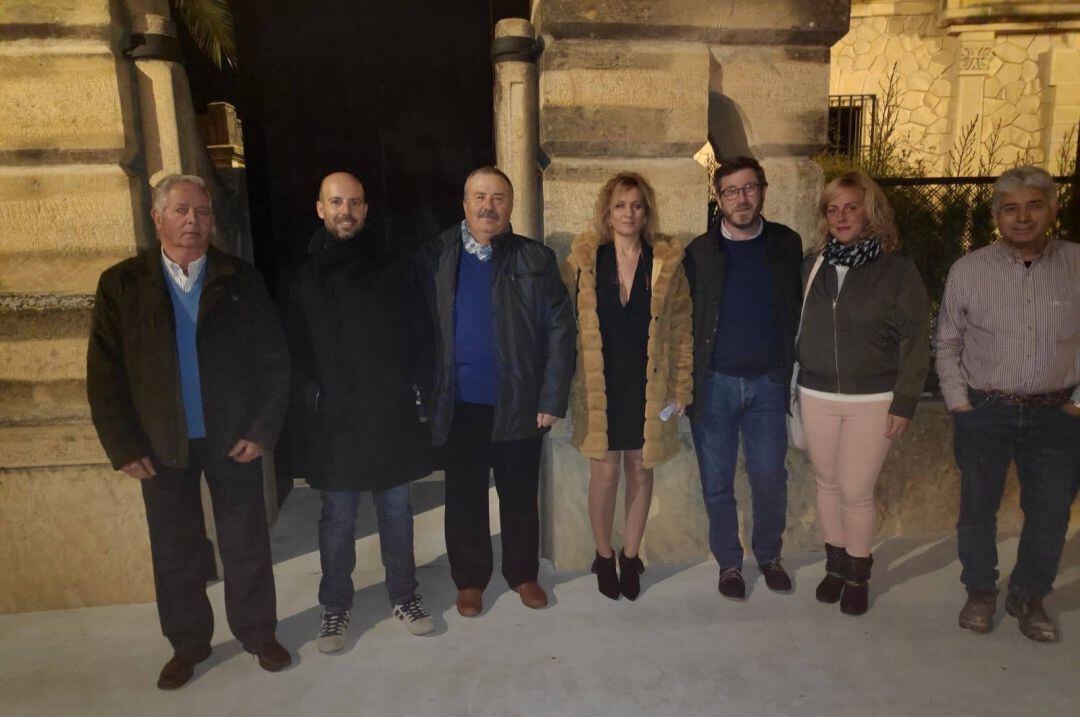 Lucrecia Sánchez (centro) junto a miembros del Partido Popular de Porcuna