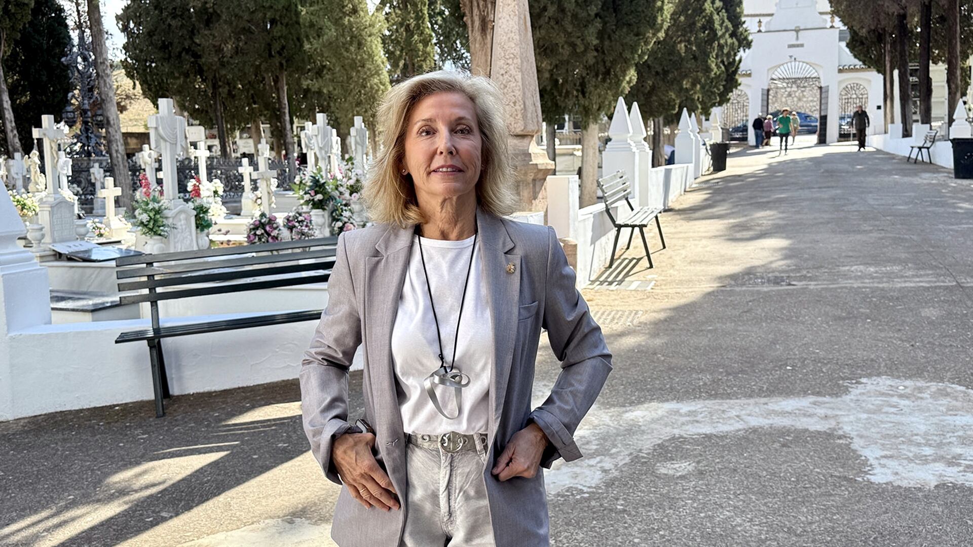 La concejala María Enrile visita el Cementerio Municipal de Antequera con motivo de la festividad de Todos los Santos