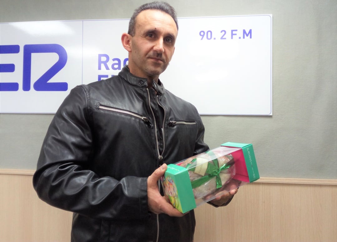 Jacob Torreblanca mostrando un pacostollen, el nuevo producto de Edición Limitada