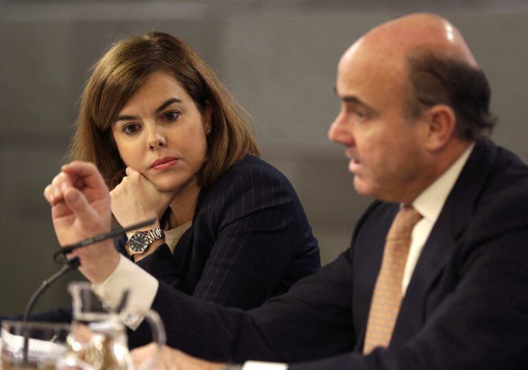 GRA189 MADRID, 13/02/2015.- La vicepresidenta del Gobierno, Soraya Sáenz de Santamaría, y el ministro de Economía, Luis de Guindos, durante la rueda de prensa posterior a la reunión del Consejo de Ministros que se ha celebrado hoy en La Moncloa. EFE/Angel