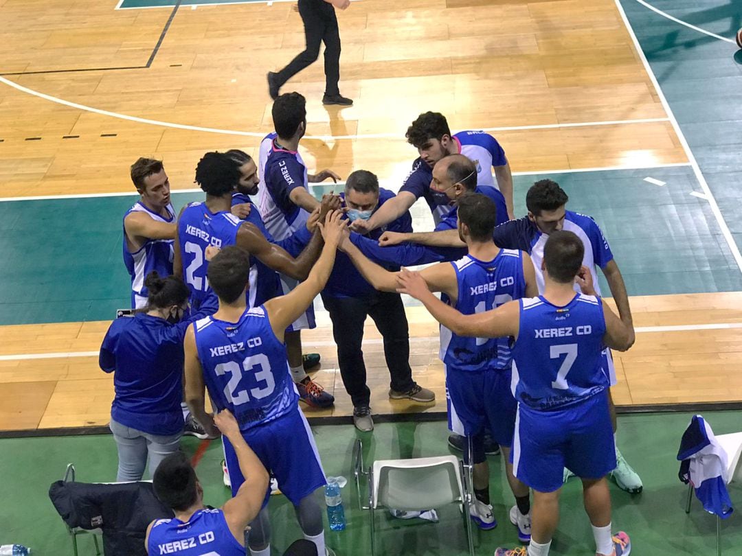 Jugadores del Xerez haciendo piña con su entrenador