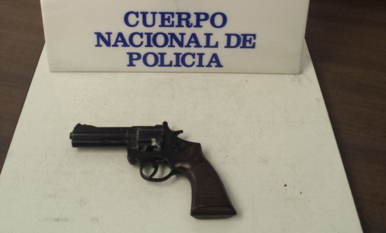 Arma simulada utilizada en el robo en una panadería de Palencia