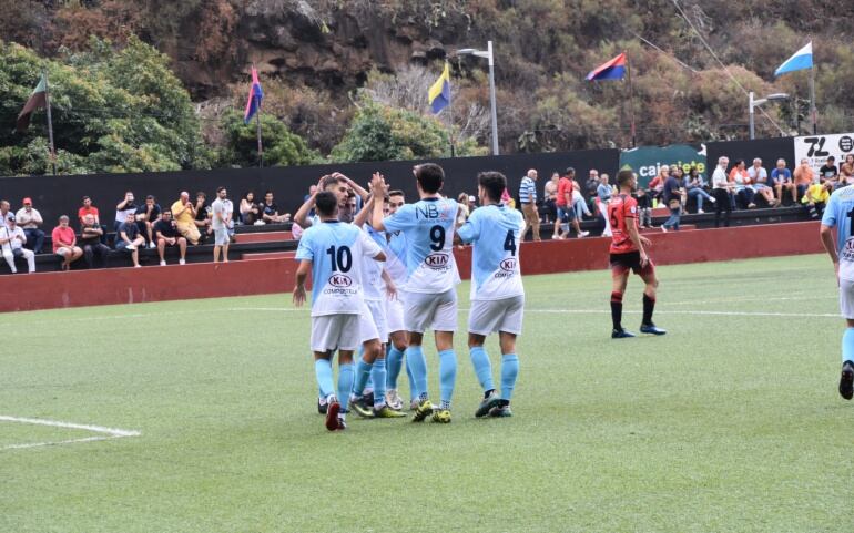 Los jugadores del Compostela celebran un gol en el partido del míercoles ante el Mensajero