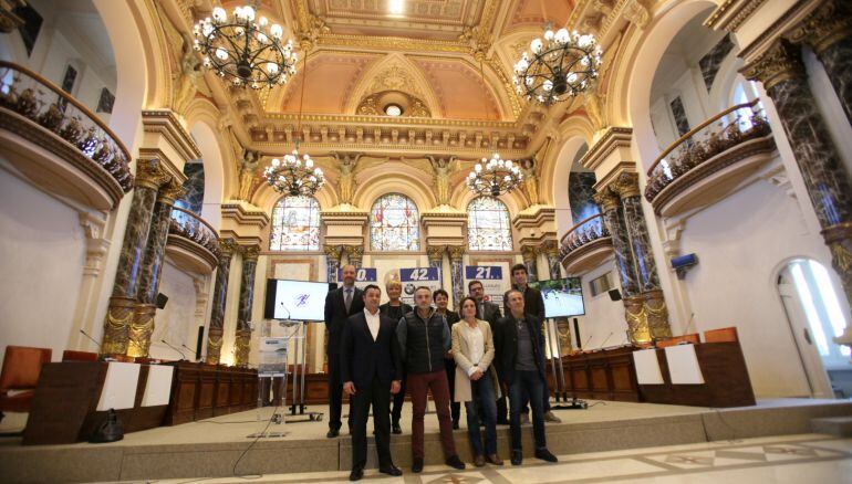 Los organizadores y patrocinadores posan en el Ayuntamiento de San Sebastián