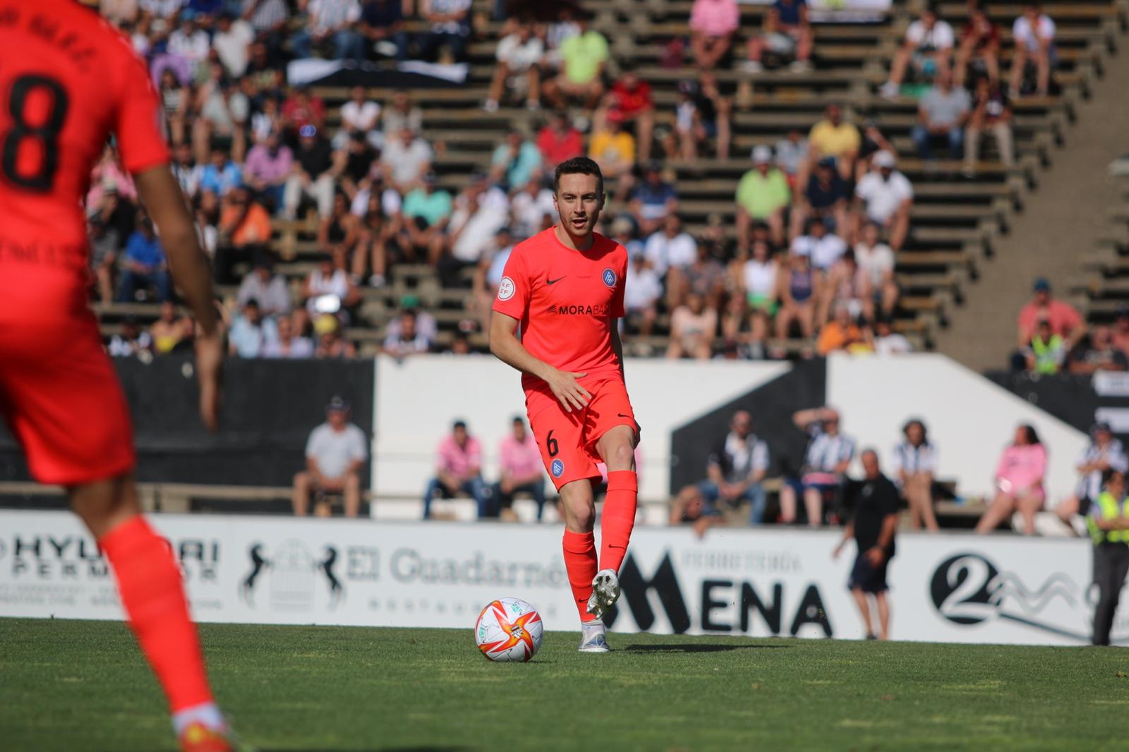 Marc Aguado en una jugada davant el Linense