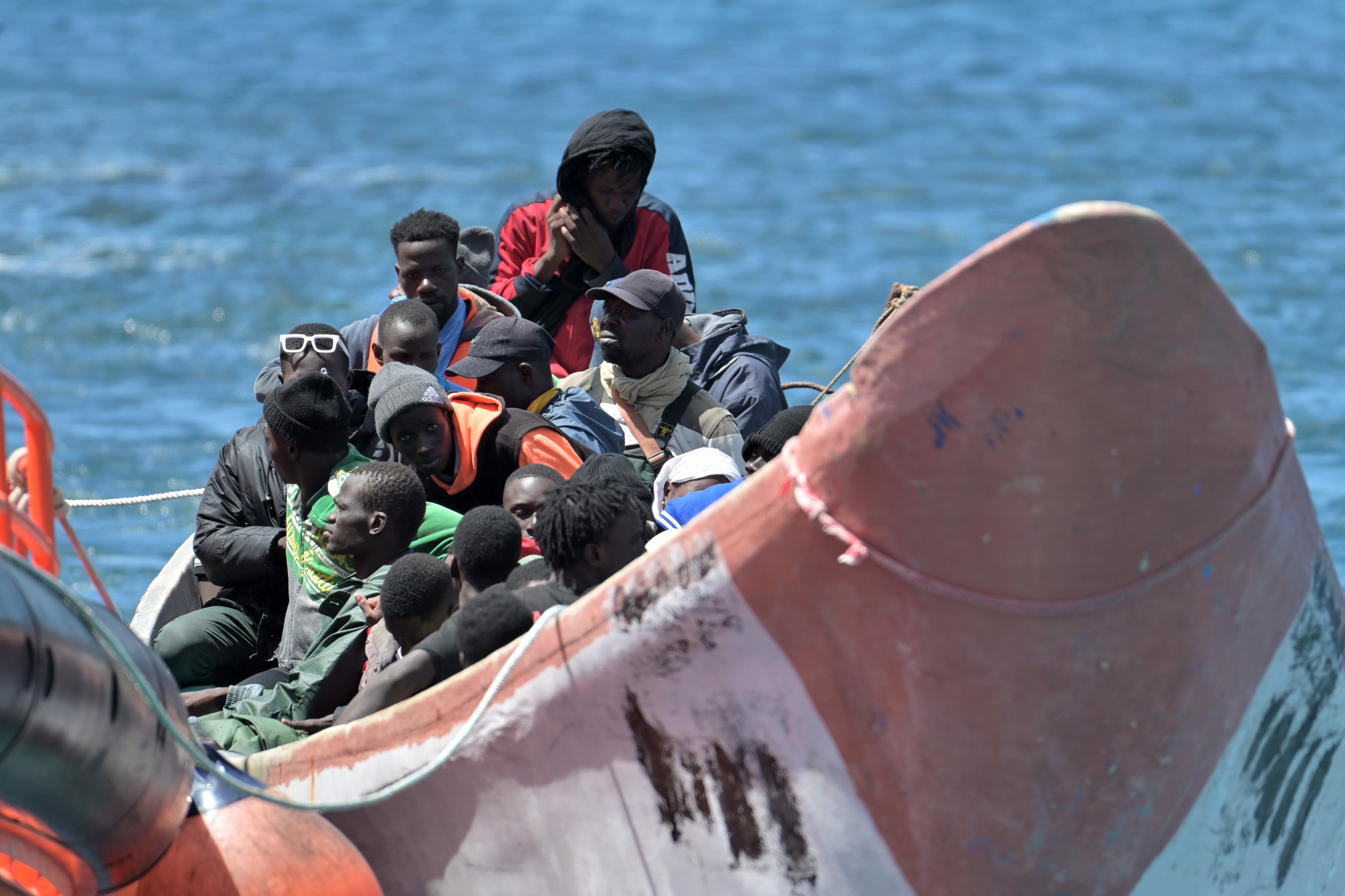 Salvamento Marítimo escoltando hasta el puerto de La Restinga, en El Hierro, a un cayuco en el que viajaban 81 migrantes, entre ellos tres niños y tres mujeres, a principios de septiembre.