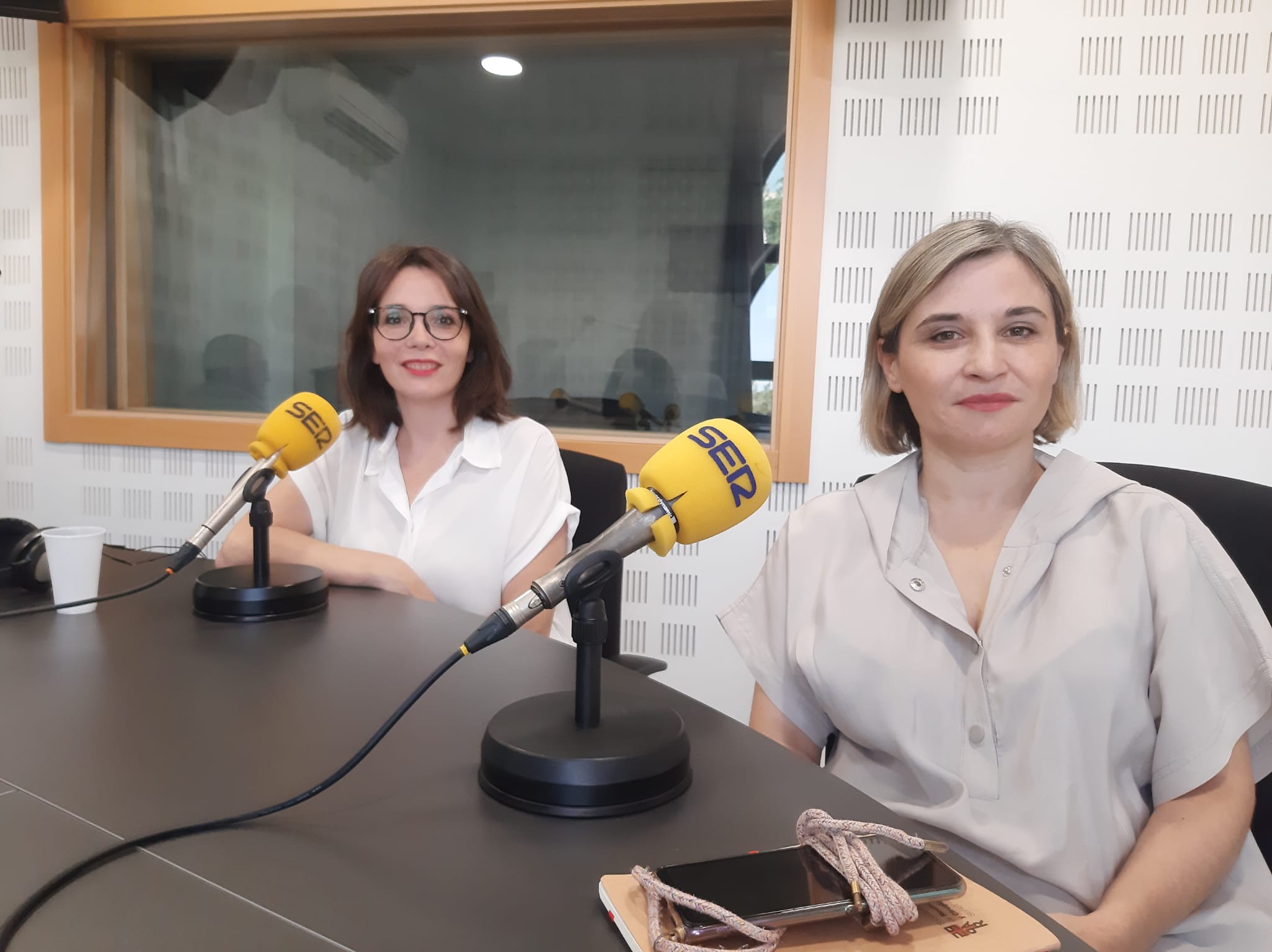 Araceli Abad, jefa de Servicio de Neumología del Hospital Universitario de Getafe, (d) y Sara Calero, médico adjunta