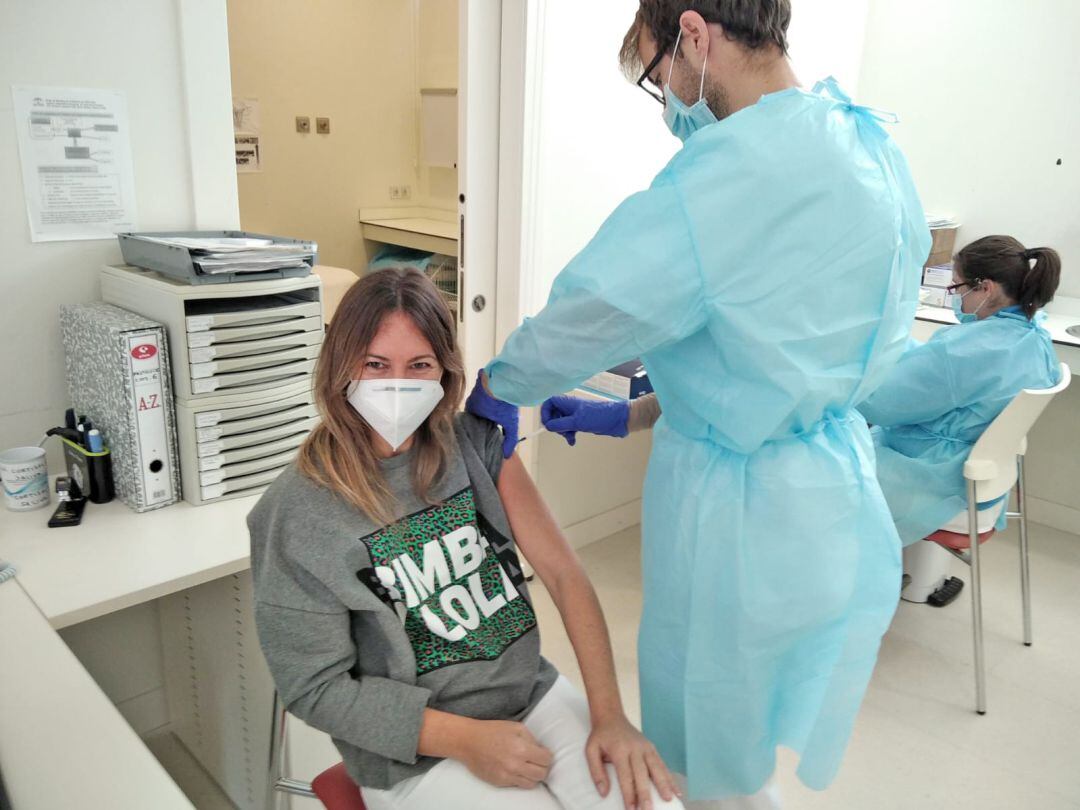 Una persona recibiendo la vacuna