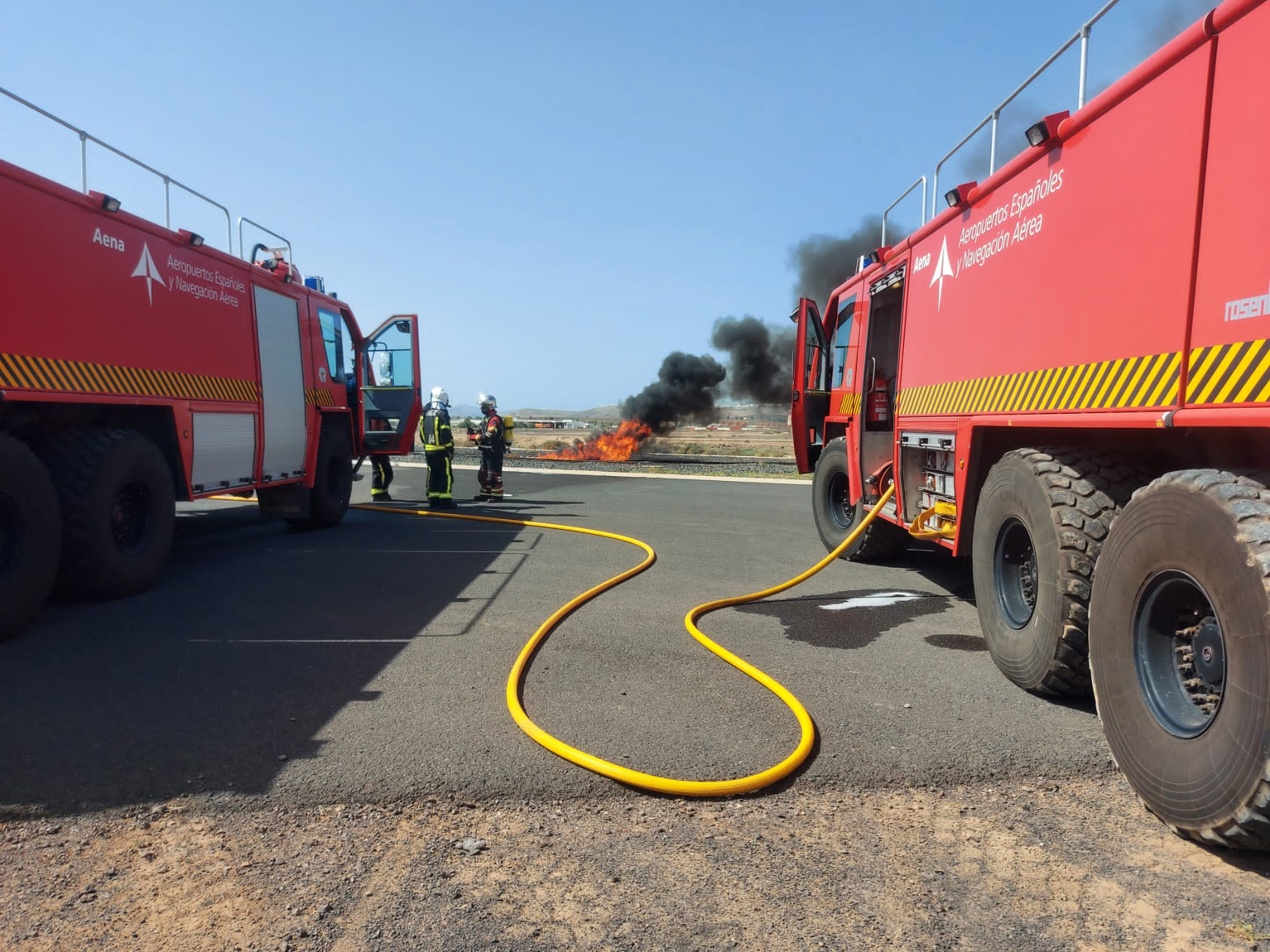 Los bomberos del aeropuerto durante el ejercicio.