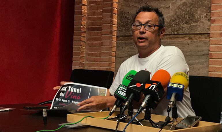 José Luis Villegas, presidente de la asociación Jóvenes Amigos del Vino, durante la presentación de la XIX edición del Túnel del Vino de Valdepeñas (Ciudad Real) 