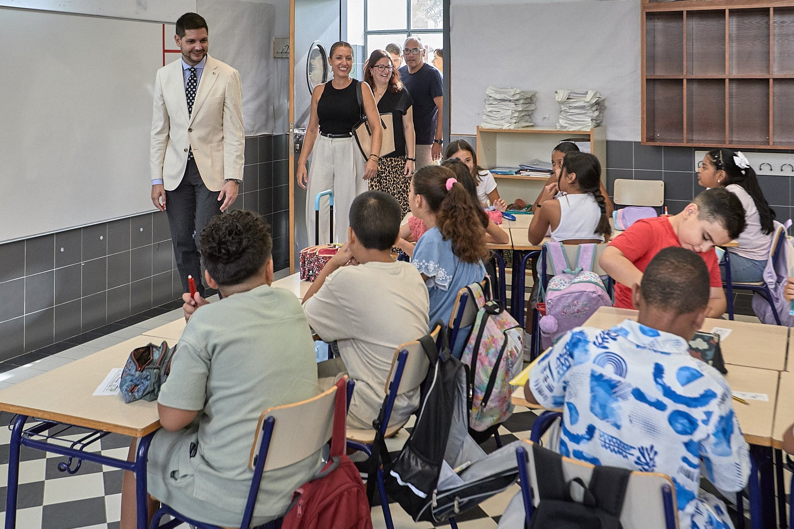 Visita del alcalde y autoridades municipales a un colegio de Gandia