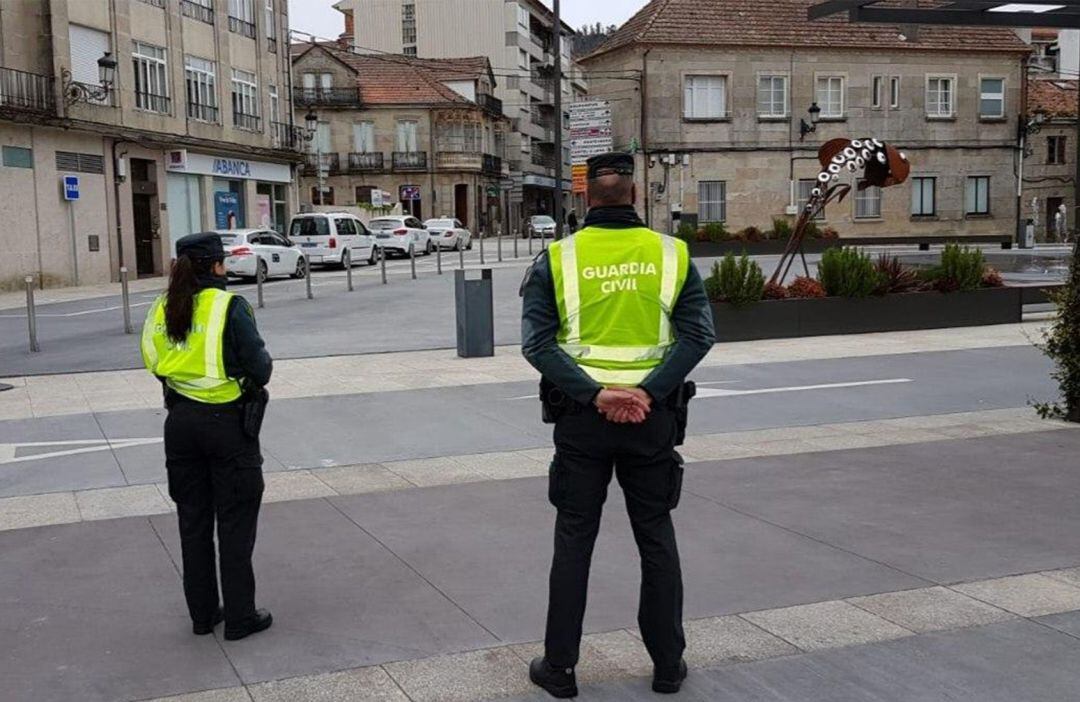 La Guardia Civil descubre un bar abierto y con clientes en Ponte Caldelas