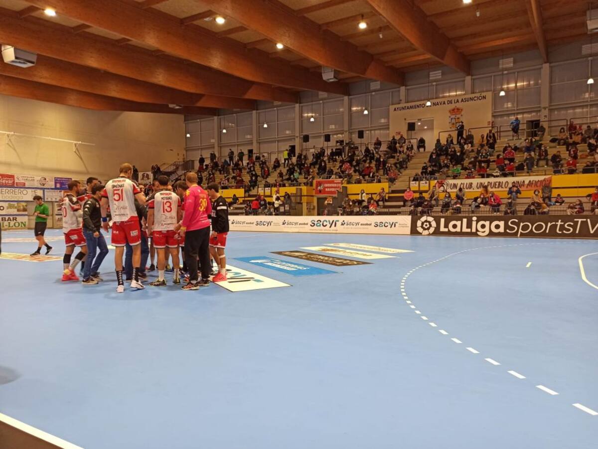 Balonmano Nava toca fondo ante Villa de Aranda