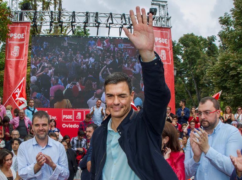  El presidente del Gobierno, Pedro Sánchez, durante su primer acto público del PSOE desde que accedió a la jefatura del Ejecutivo y coincidiendo con sus cien días de gestión desde que prometió el cargo ante el Rey, hoy en Oviedo. EFE. Alberto Morante