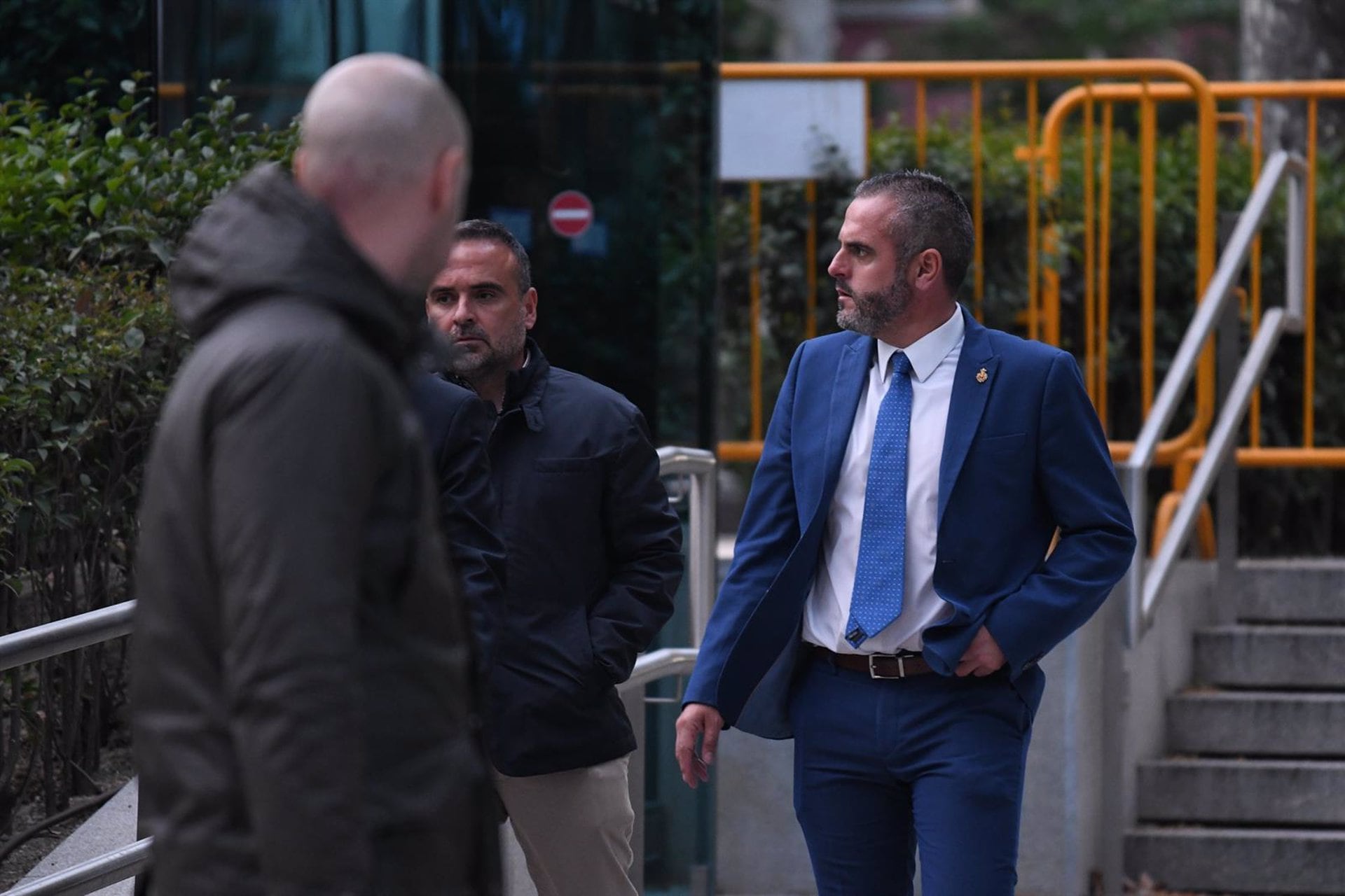 El teniente coronel de la Guardia Civil, David Oliva (d), a su salida de la Audiencia Nacional, a 12 de abril de 2023