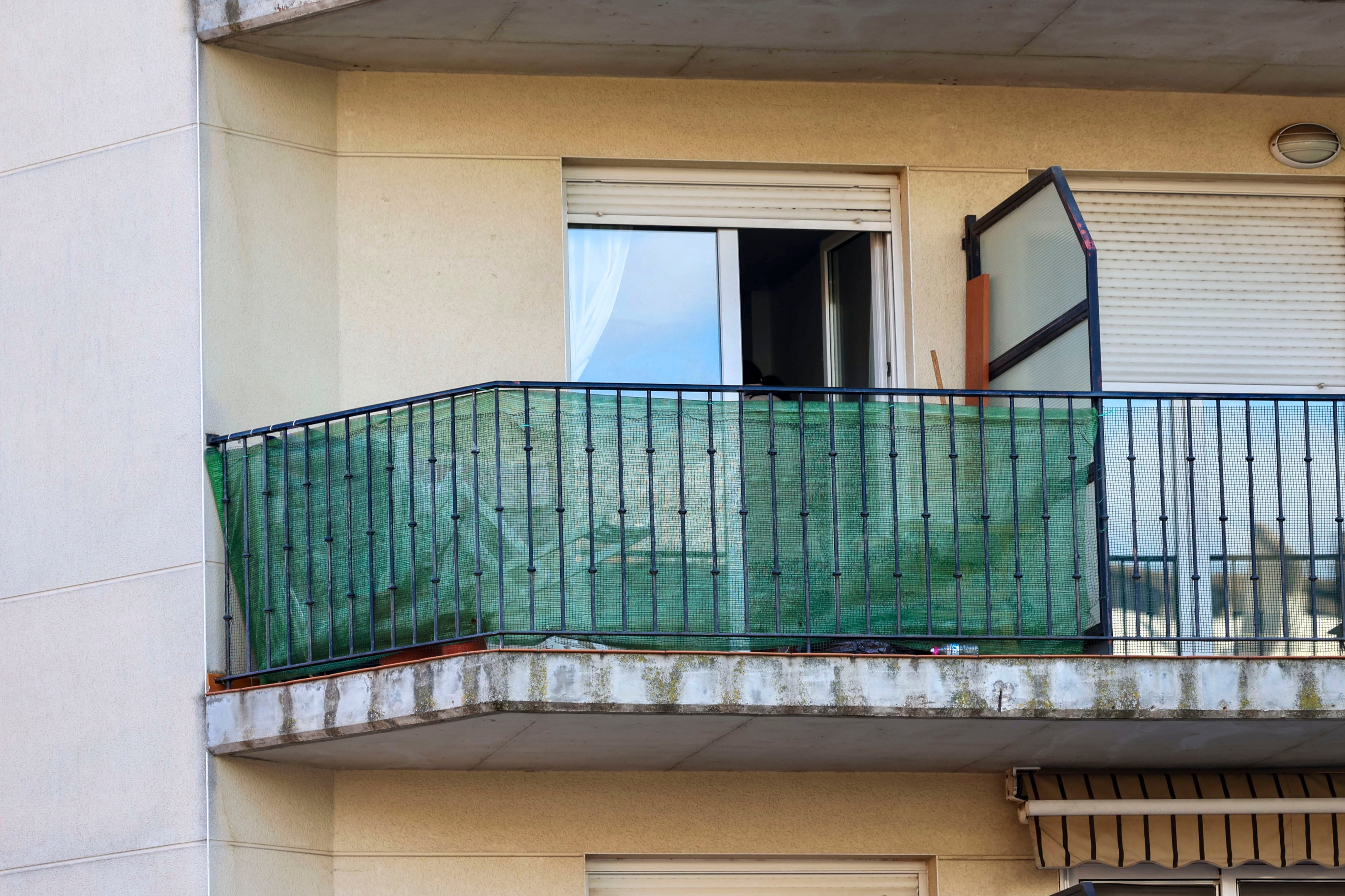 CALAHORRA (La Rioja) 26/12/2022.- Imagen de la casa donde ayer, domingo, festividad de Navidad, cuando, por causas que están en investigación, una mujer se precipitó al vacío desde el segundo piso de la vivienda en la que residían, el número 1 de la calle Tilos. El hombre de 45 años, acusado de ser el presunto agresor de una mujer de 32 años, en Calahorra, era su pareja, con la convivía en el domicilio e hijos menores, según los primeros datos facilitados este lunes a EFE al respecto por fuentes cercanas al suceso EFE/Raquel Manzanares
