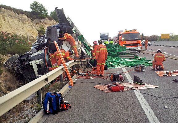 Trabajos de excarcelación del conductor de un camión, que ha fallecido este sábado  a consecuencia de un accidente de tráfico en la A-7, a la altura del término municipal de Paterna.