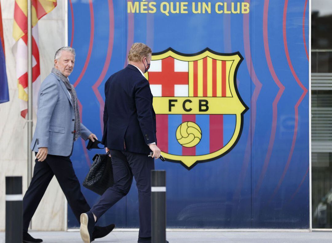 El actual entrenador del FC Barcelona, el holandés Ronald Koeman (d), acompañado por su manager Rob Jansen.